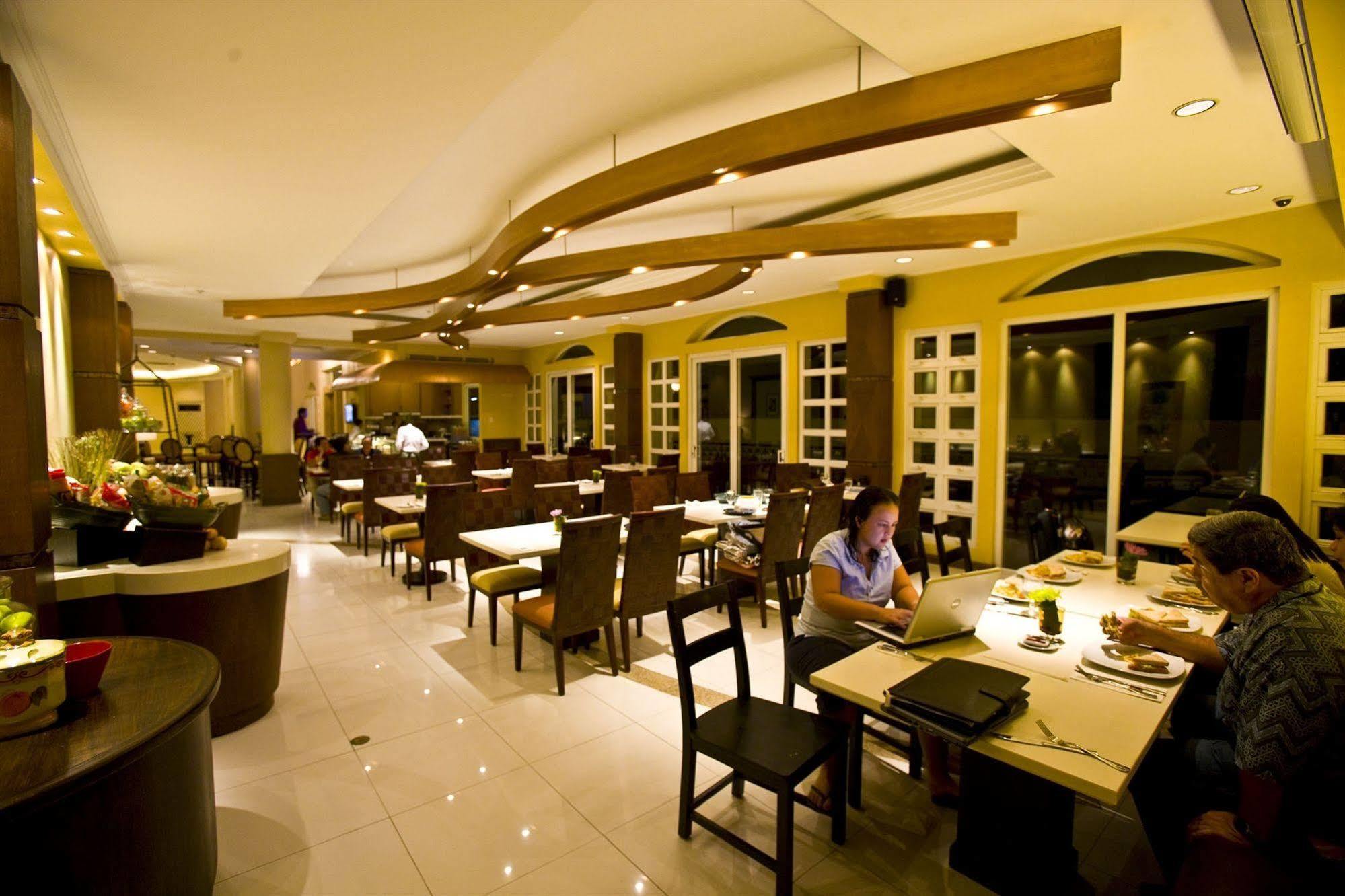 Hotel Venezia Legazpi Buitenkant foto
